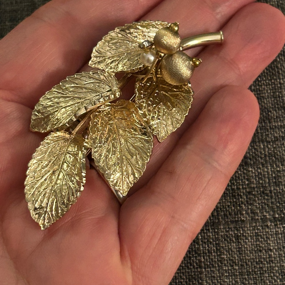 VINTAGE SIGNED - S.A. JEWELRY - 1940s Art Deco Gold Leaf Faux Pearl Brooch Pin
